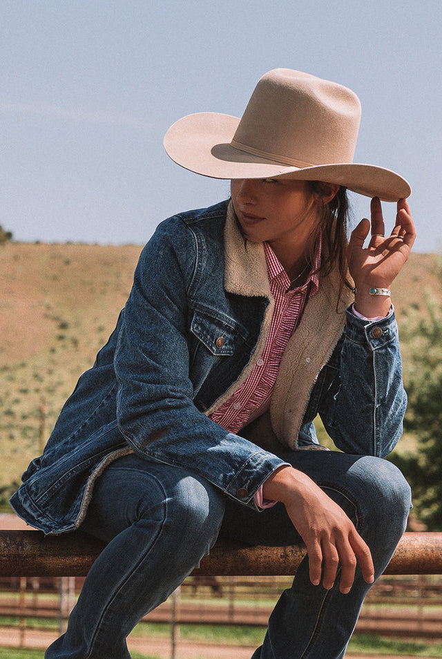722074RW-DST_DESERT-TAN_01_LIFESTYLE_F.jpg